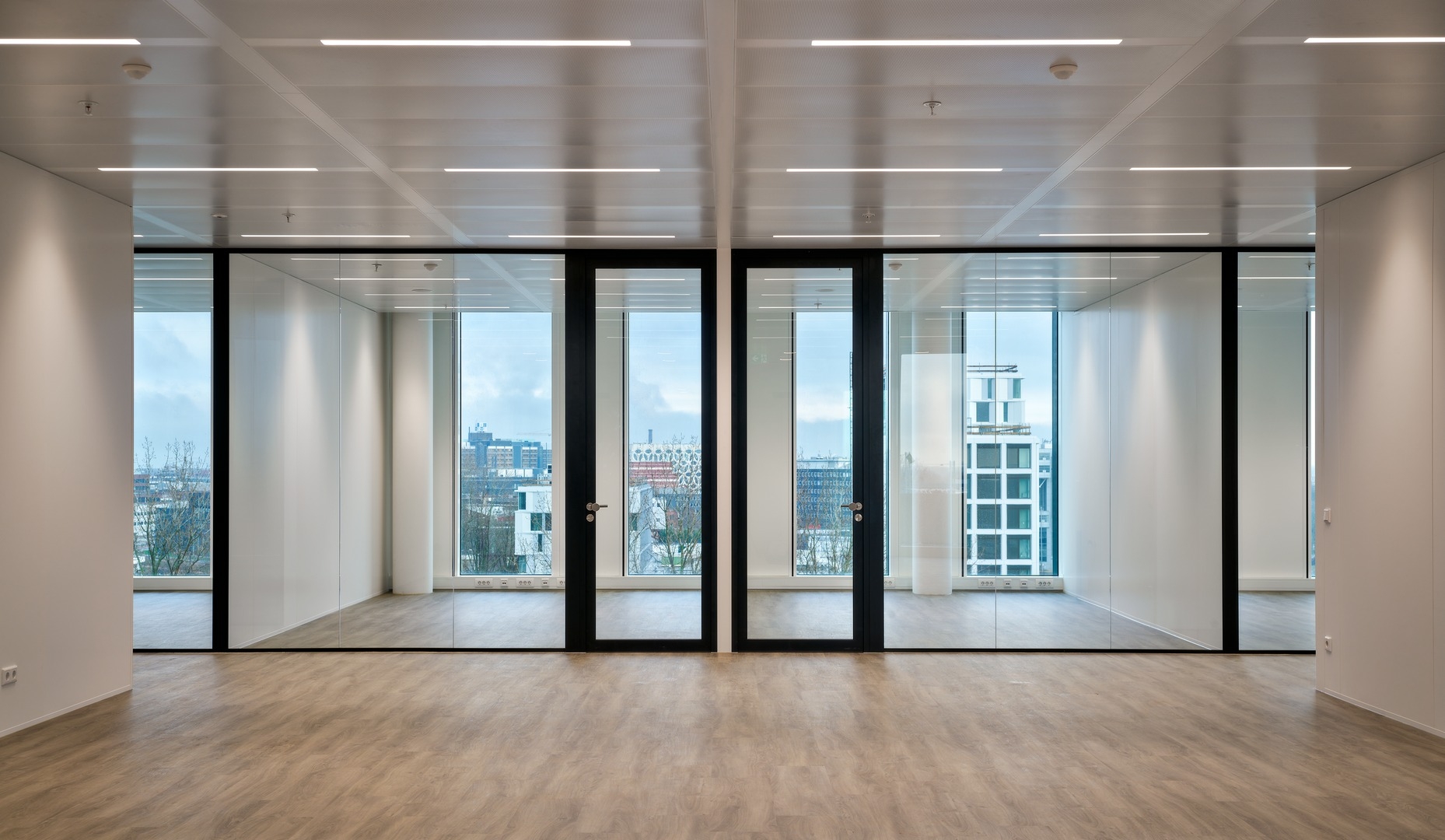 Glass partitions at Plus Ultra Leiden