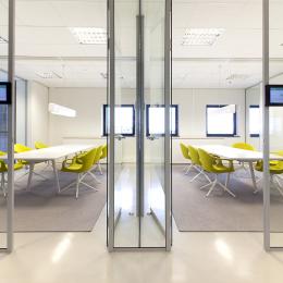 T-connection single glass partitions wall with two doors