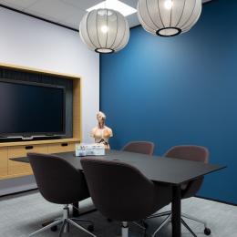 Small meeting room with TV screen mounted on a closed partition iQ PRo Stud