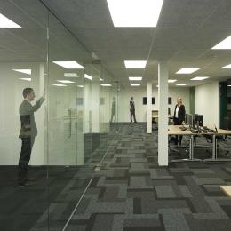 Single glass partition wall with zero-joint seam