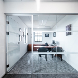 Single glass partition wall with tempered glass door