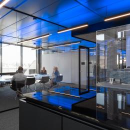 Meeting room with seamless glass partition at Flow Amsterdam