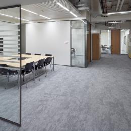 Meeting place with single glass partition with 0-joint seam