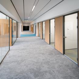 Corridor with concentration rooms on the right and meeting rooms on the left