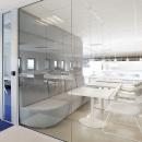 Seamless joined glass panels of a partitions wall