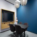 Small meeting room with TV screen mounted on a closed partition iQ PRo Stud
