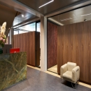 Glazen scheidingswand met geïntegreerde kasten bij Floating Office in Rotterdam.