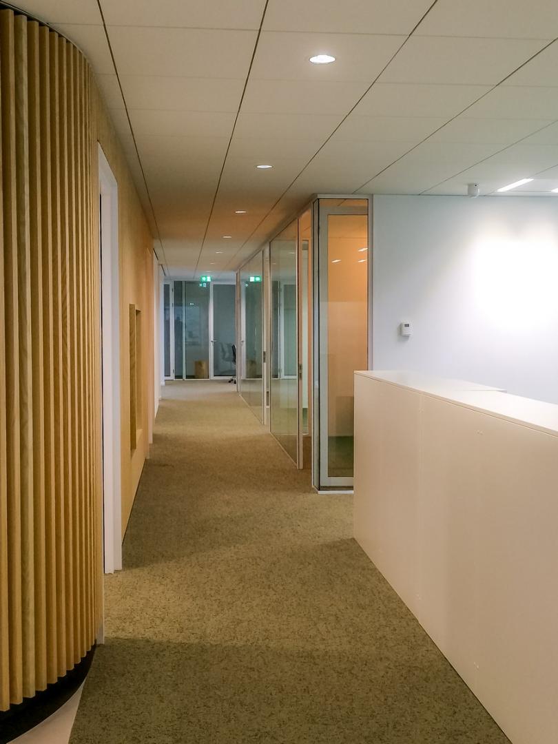 Corridor with IQ-Single glass wall system and framed doors