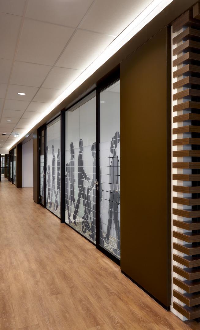 Single glass partition wall at town hall Leusden
