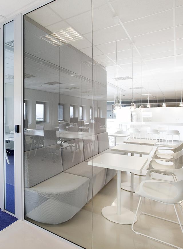 Seamless joined glass panels of a partitions wall