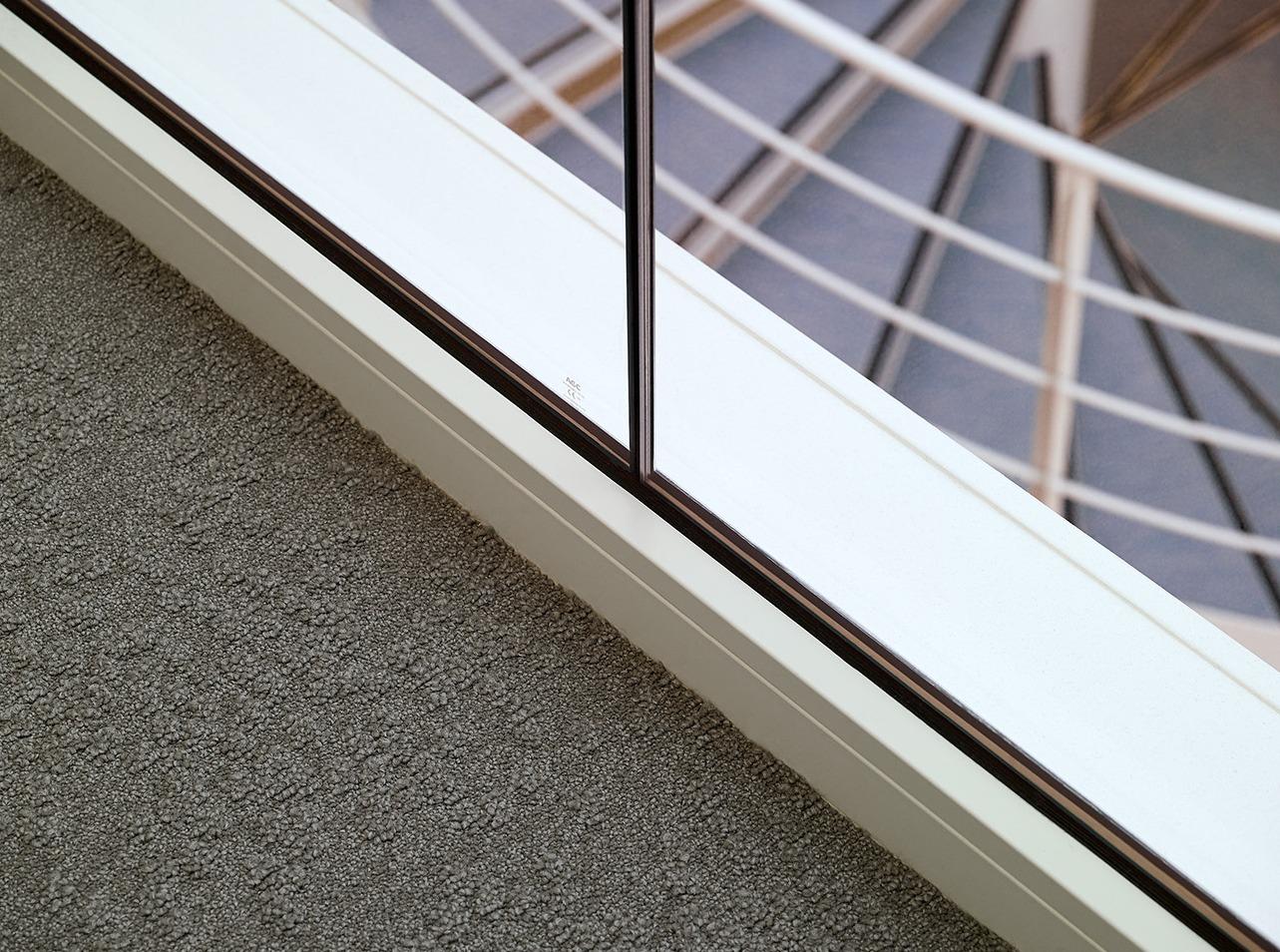 Floor rail and join of a fire resistant glass wall