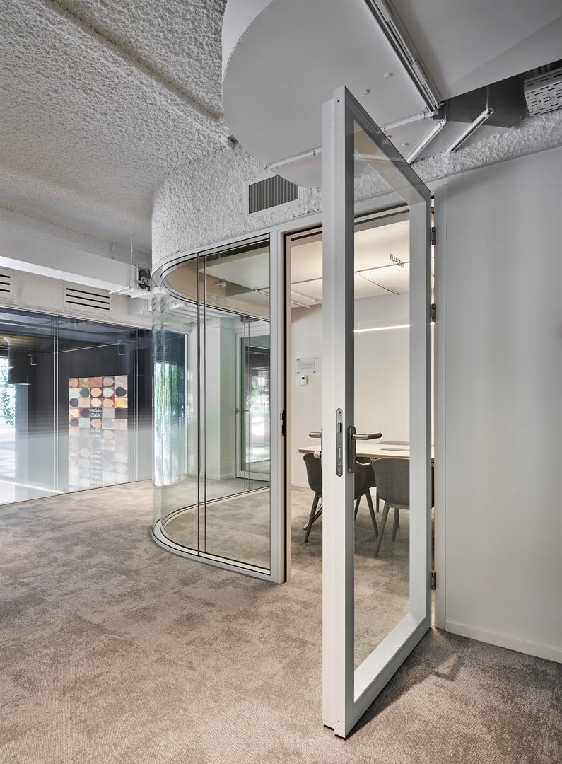 Curved glasss for round corners in a double glass partition wall