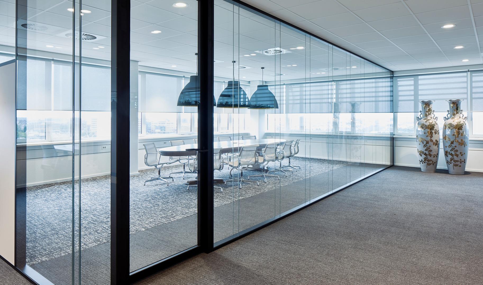 Boardroom made of double glass partition with high sound insulation