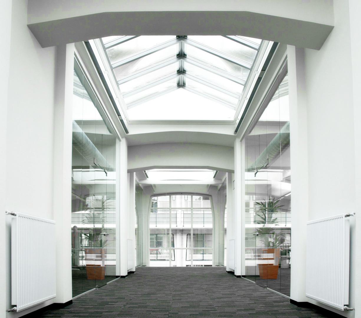 Full glass partition with special fitting at Stadwonen Rotterdam