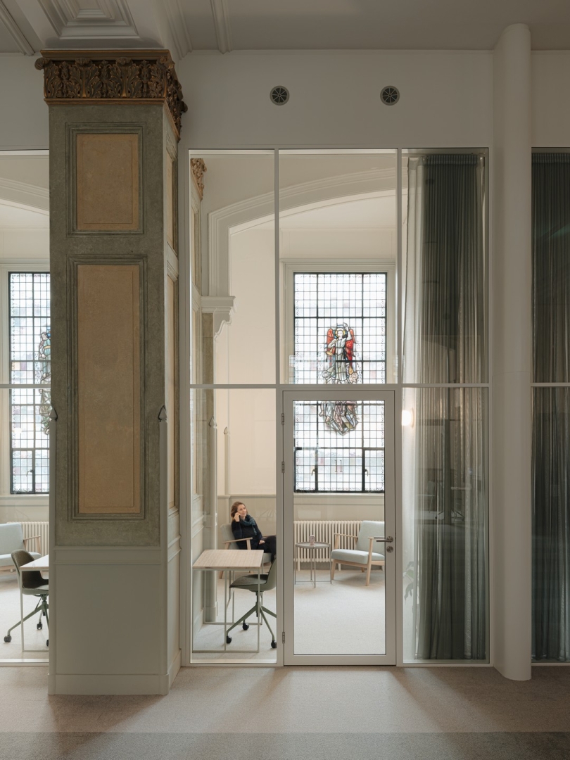4 meter high glass partition at Adagio in Amsterdam