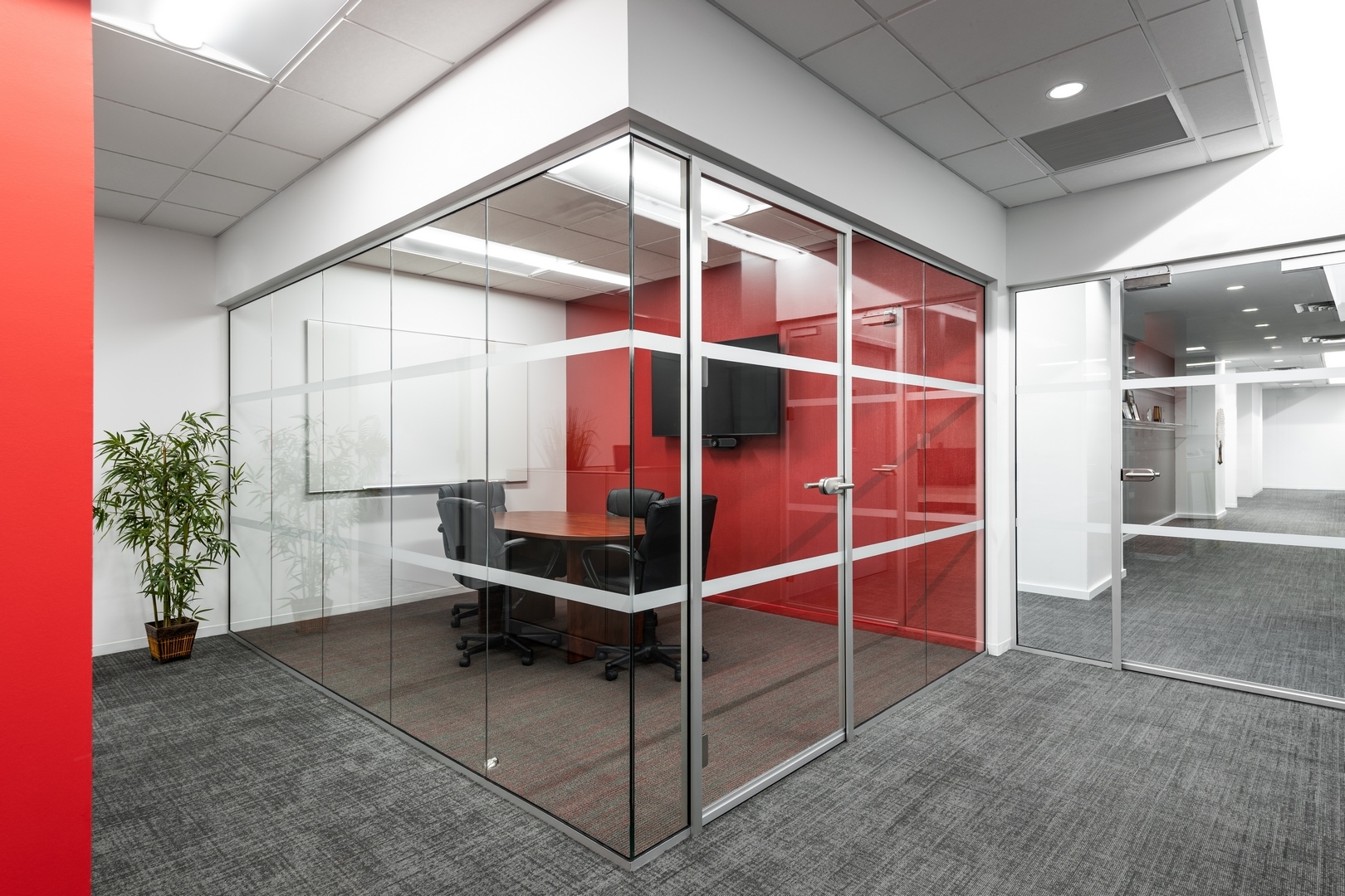 Single glass partition wall with tempered glass door