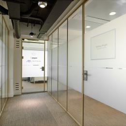 Corridor with on both sides single glass walls in AluGold frames