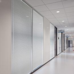 Blinds between the glass in a partition with glass and steel panels 