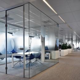 Full glass concentration workspace in a large office