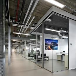 Corridor with offices on both sides with partition walls of QbiQ