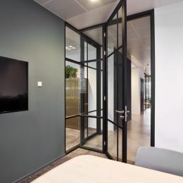 IQ-Pro double glass wall with vertical and horizontal grid