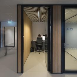 Concentration rooms with high acoustic walls and door