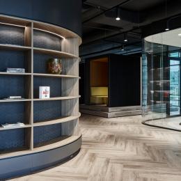 Glass partition with rounded corners at BDO The Hague