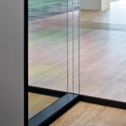 Full glass partition wall with T-connection Single and double glass