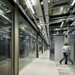 Corridor with glass partition walls of QbiQ