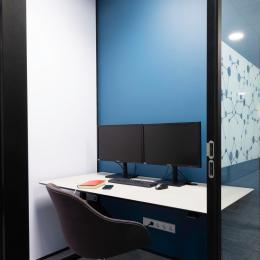 Small concentration room with glass partition