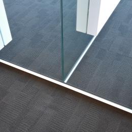 T-connection of single glass office walls with on each wall a acoustic panel