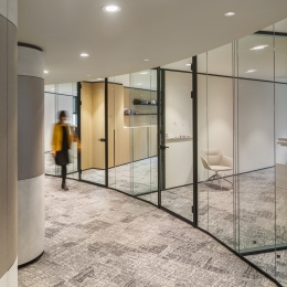 Single glass partitions with black profiles, hinges and locks