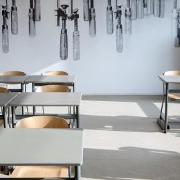 Gesloten systeemwand in klaslokaal