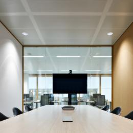 Inside a meeting room with a glass partition wall, combined with iQ PRO Stud metal and cork. 