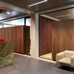Glazen scheidingswand met geïntegreerde kasten bij Floating Office in Rotterdam.