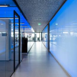 Seamless glass partition at Flow Amsterdam