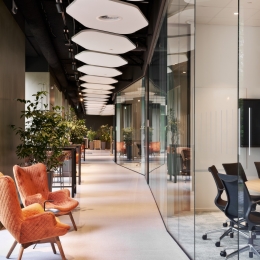 Office with circular-setting of a single glass partition