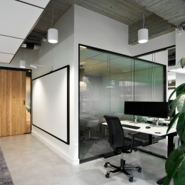 High sound reduction glass partition.