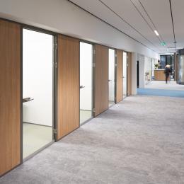 Concentration rooms with iQ-Pro closed partition with wood structure melamine panels