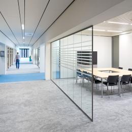 Open meeting place with single glass partition with 0-joint seam